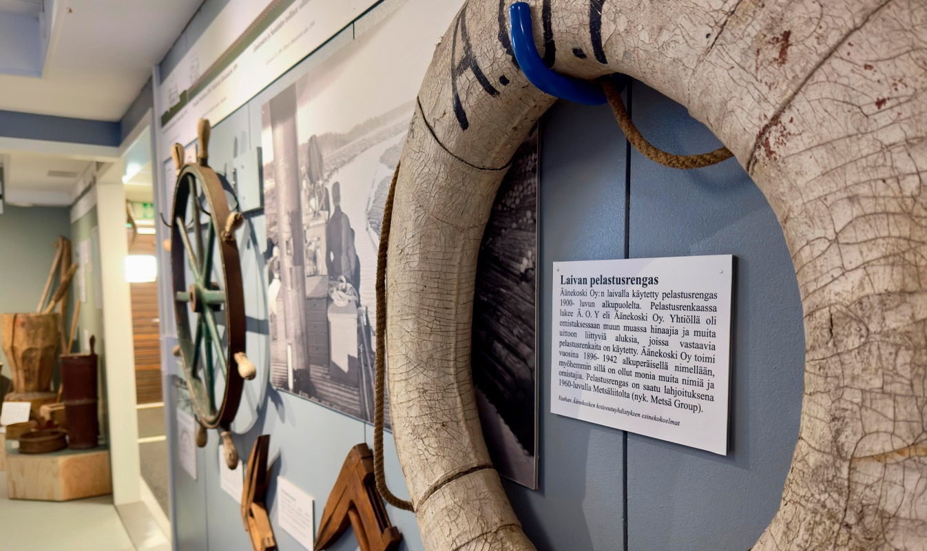 A lifebuoy and old tools on the wall of Museum Väksy.