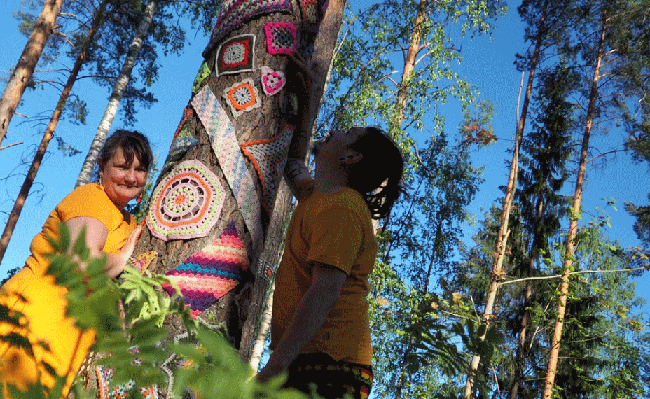 Outi Pantsar and Einari Tarvainen with their yarn graffiti