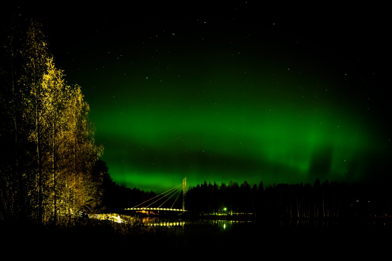 Auroras above the Häränvirta bridge.