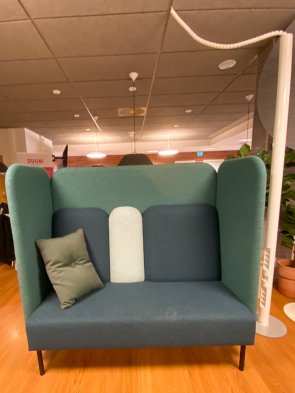 In the lobby you can sit at a table or on stylish sofas.