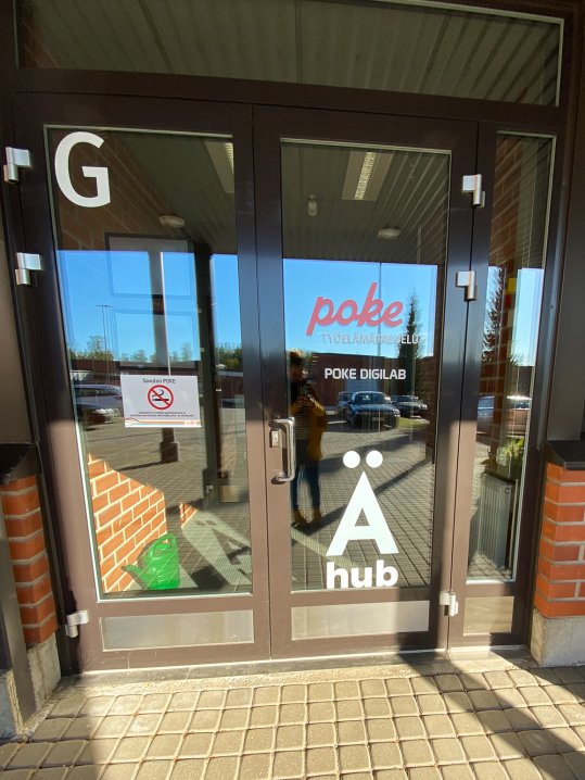 Entrance to the Piilola campus Building G, where ÄäneHub is located